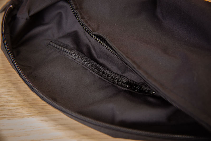 Bag insert with internal zipped pocket for straw bags